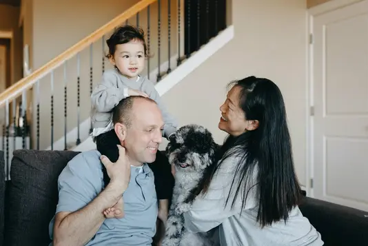 Glückliche Familie mit ihrem Hund