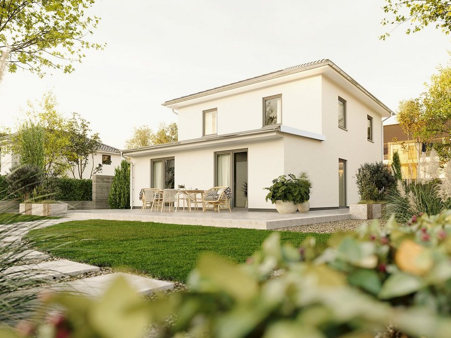 Moderne Rückansicht des Stadthauses Flair 124 mit Staffelgeschoss, großzügiger Terrasse und gepflegtem Garten im Abendlicht