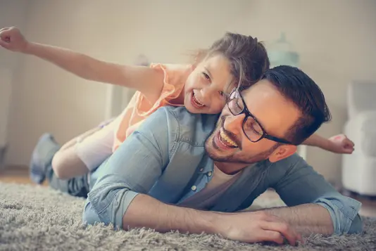 Haus-Familie-Wohnen-Serie-23-5 Vater spielt mit seiner Tochter
